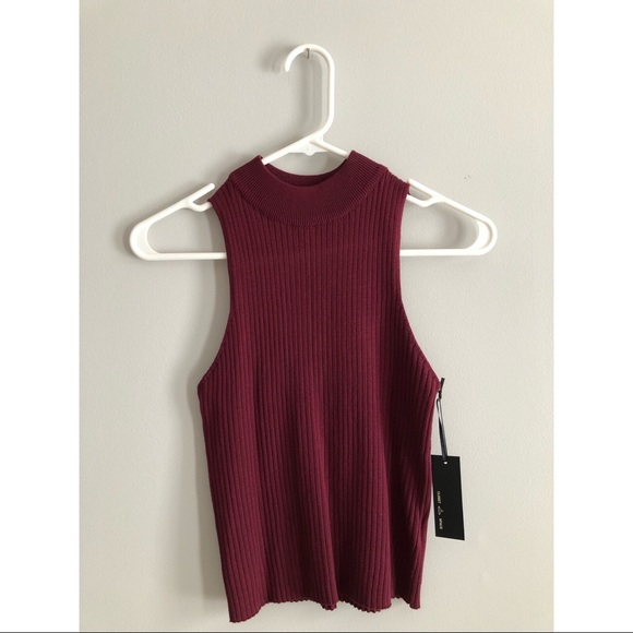 Closet Space Tops - Women’s maroon sleeveless crop top
